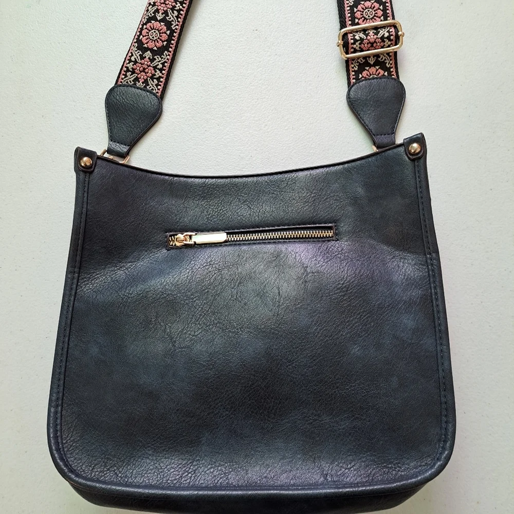 Stylish Black Leather Shoulder Bag with Embroidered Strap - Picture 6 of 6
